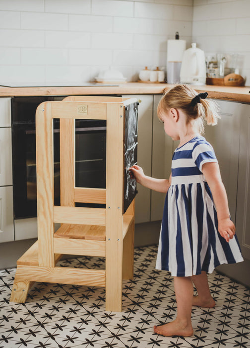 Ayudante de cocina con tablero de tiza - madera natural